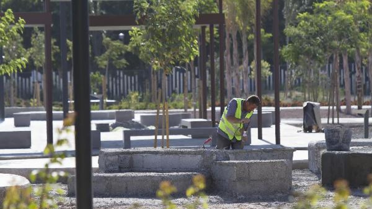 Un trabajador en el Parque de las Familias.