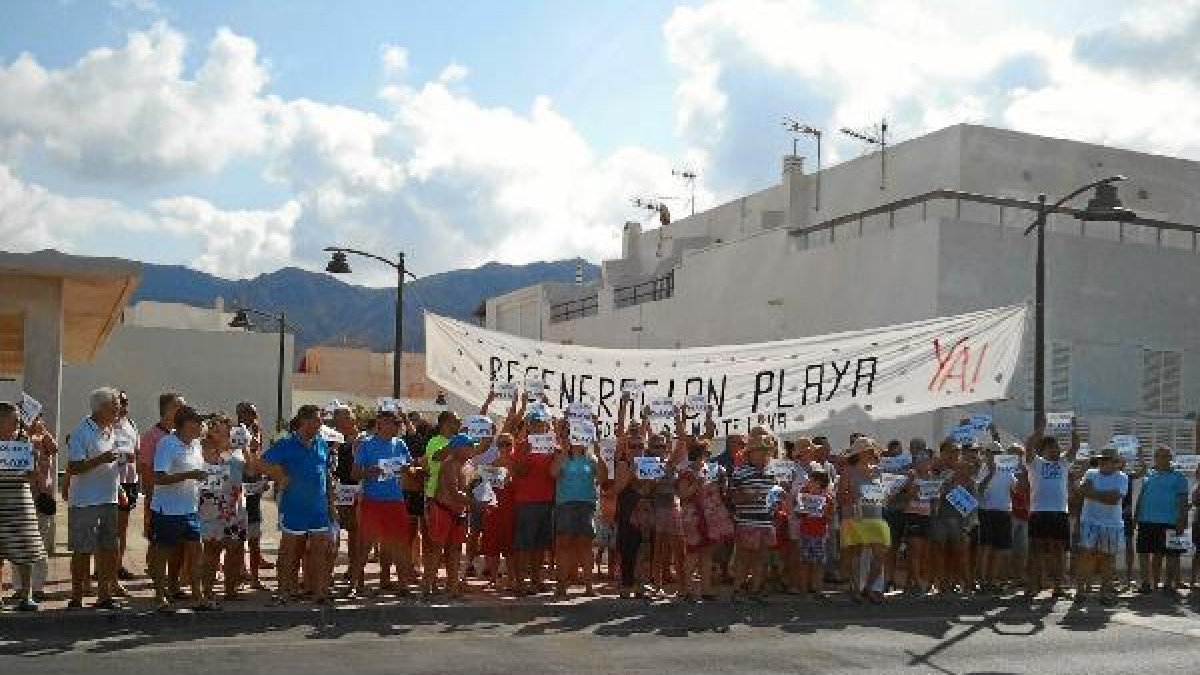 La concentración reunió a unas 300 personas pidiendo la regeneración de la playa.