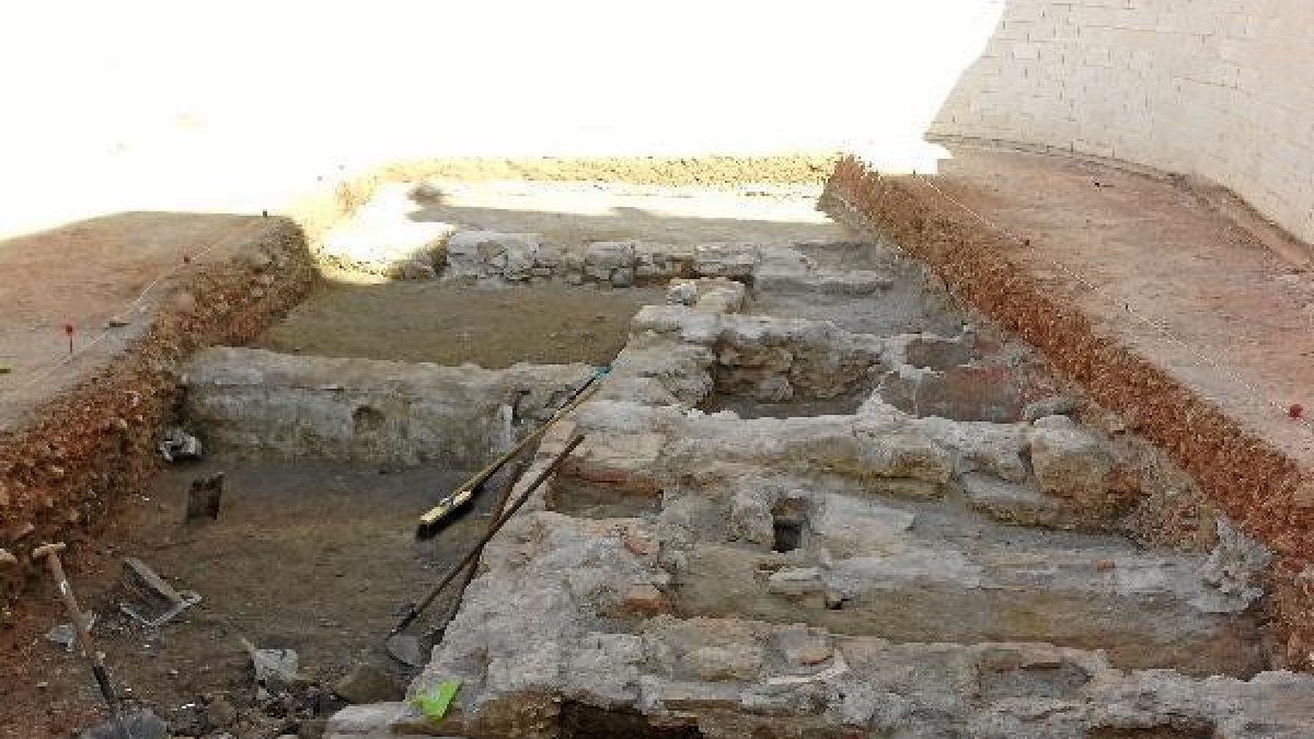 Trama urbana y estancias de una vivienda del siglo XVII-XIX, con aljibe moderno y tinajas.