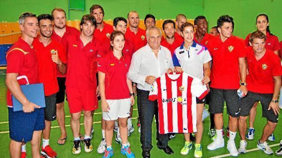 Carolina Marín, con polo blanco, en Tailandia con el Almería.