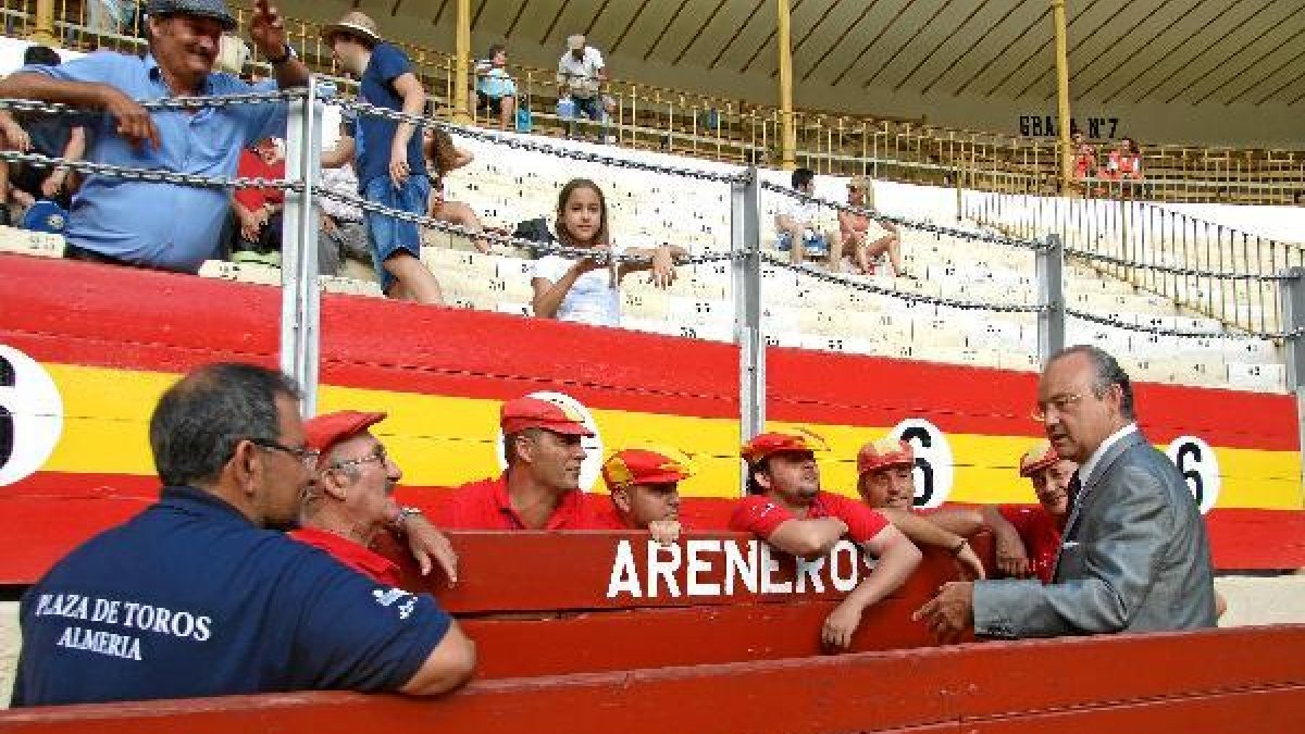 Felicitación del presidente de la plaza a los trabajadores.