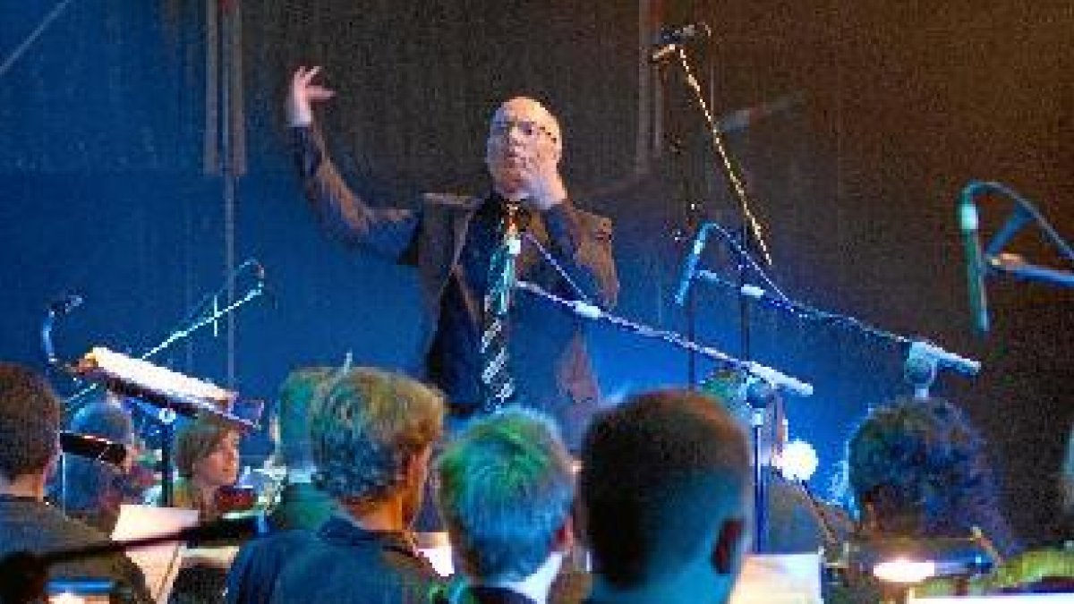 El músico británico dirigiendo a la OCAL el pasado viernes