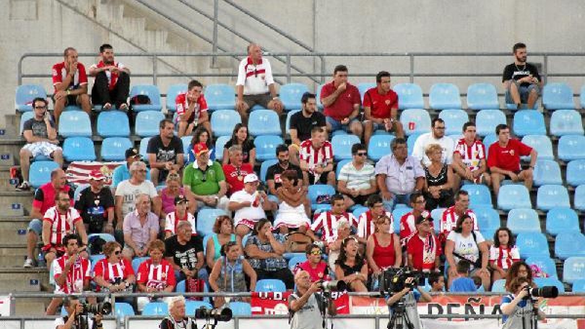 Los seguidores del Almería salieron tristes del Coliseum.