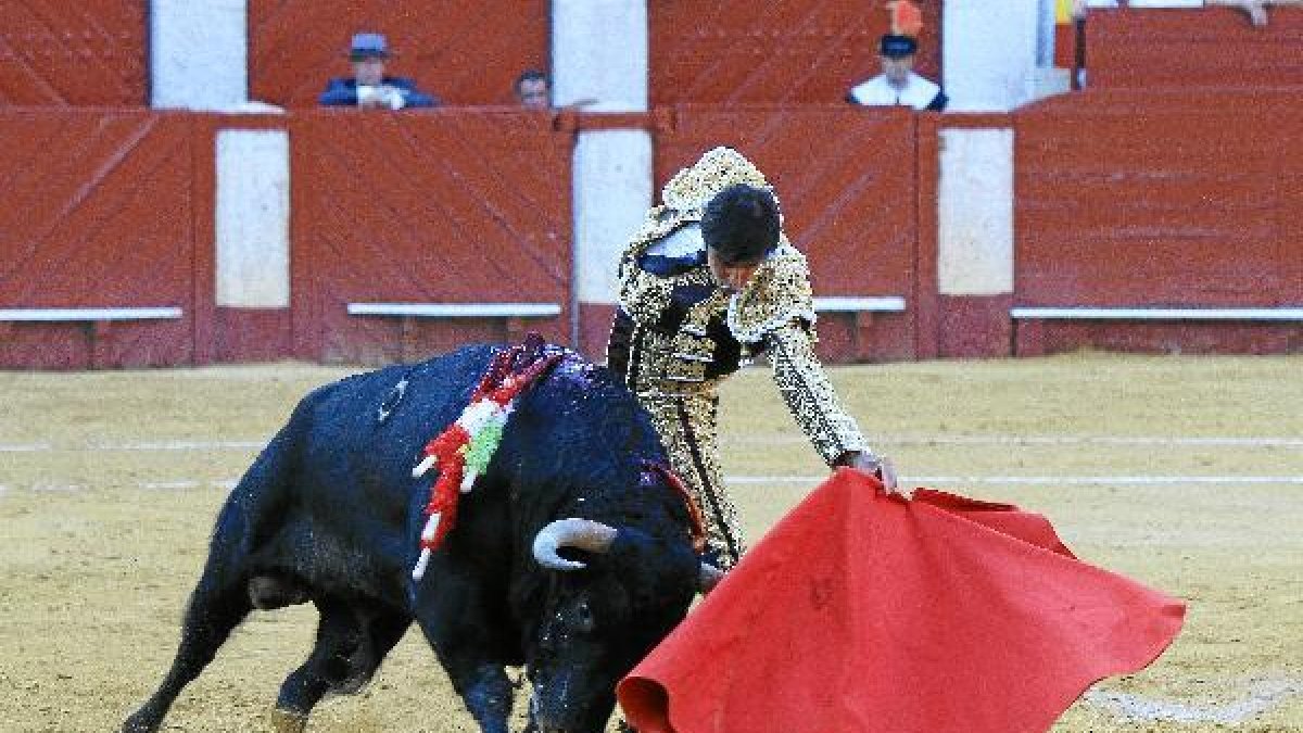 Faena de Perera  a su primer toro.