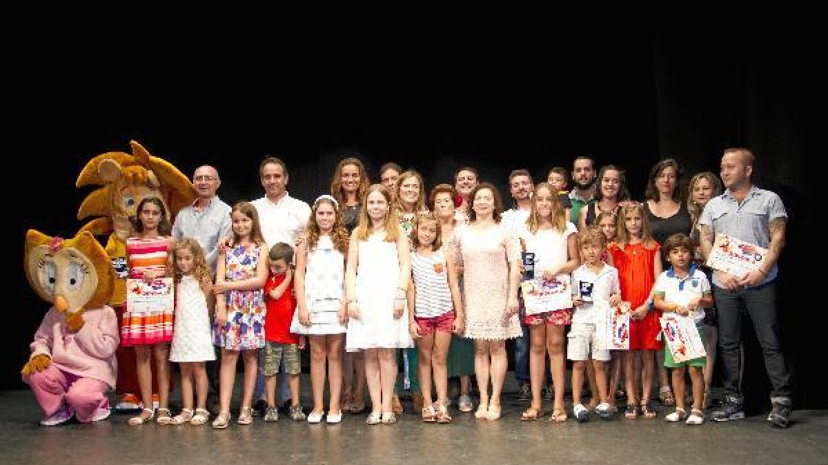 Foto en familia de los premiados.