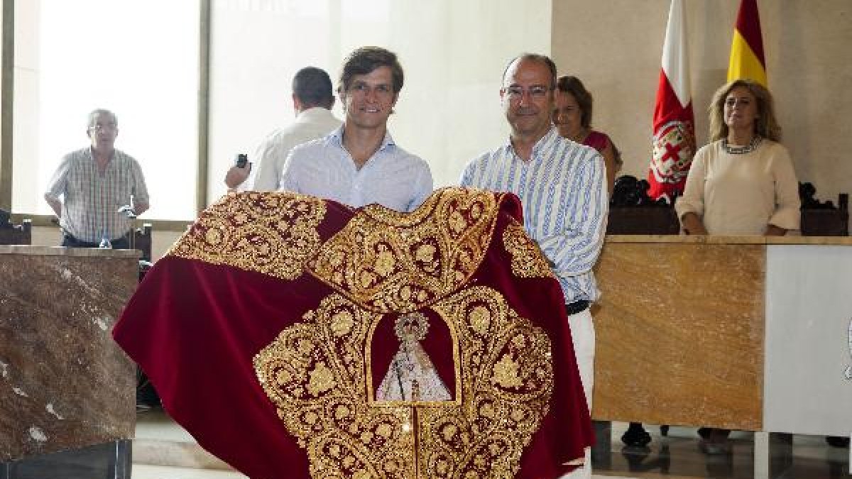 Julián López ‘El Juli’ muestra, junto con el alcalde, el Capote de Paseo.
