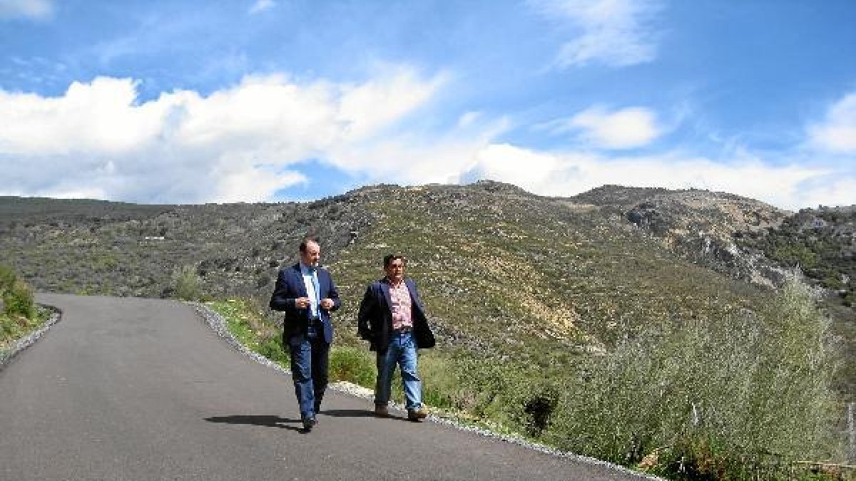 El delegado de Agricultura y el alcalde de Paterna por un camino ya arreglado.