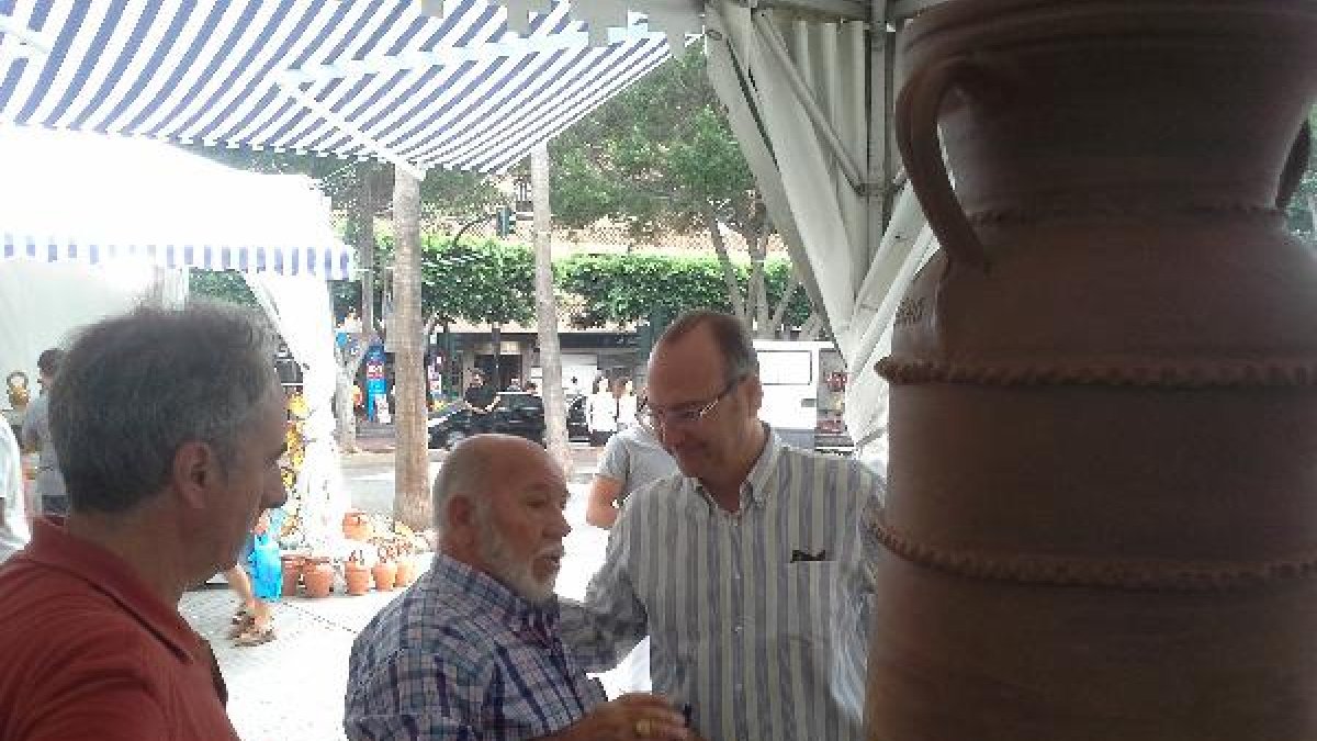 El alcalde, esta mañana, junto a la tinaja.