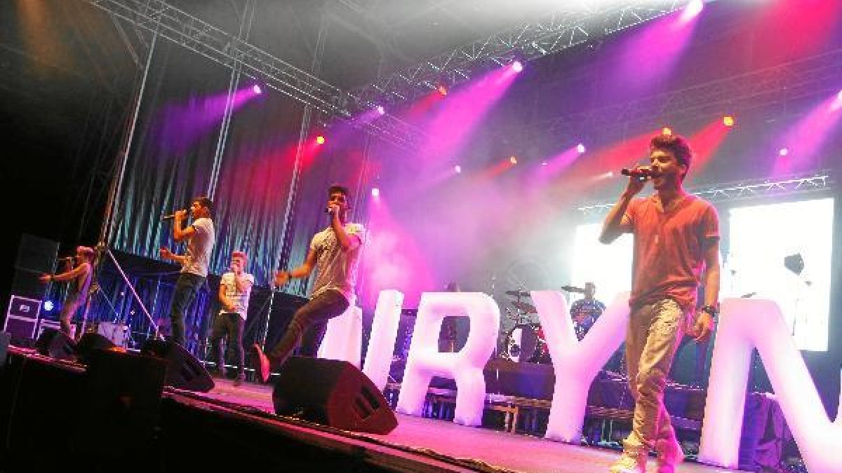 Los jóvenes en su concierto de anoche en Almería.