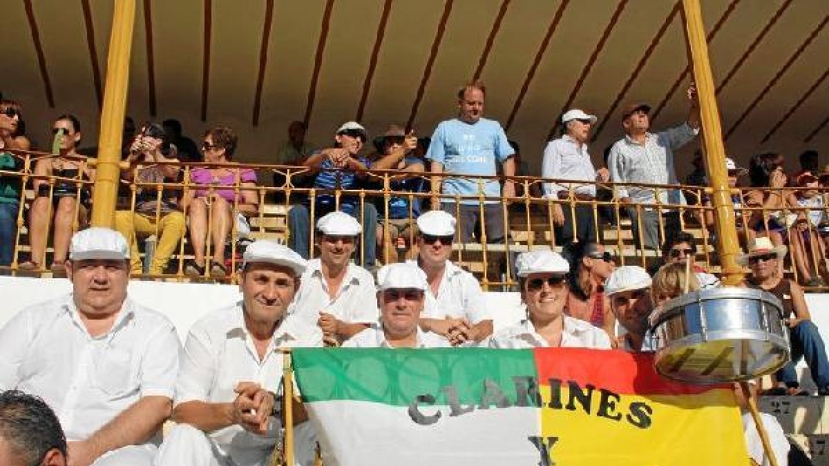 Paco López, segundo por la izquierda, en su puesto de la Plaza de Toros.