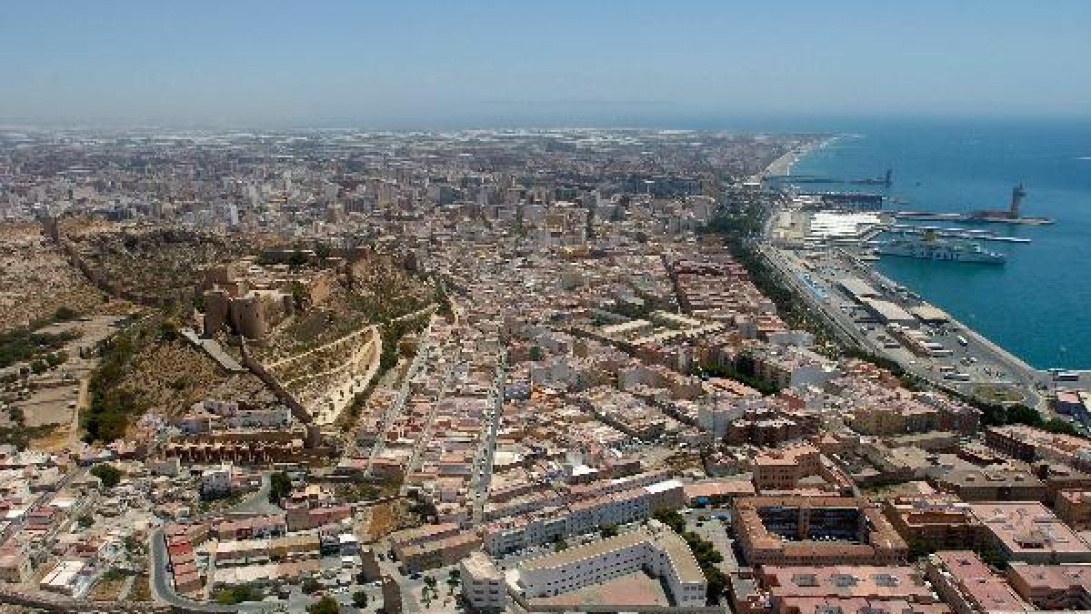 Vista aérea de la ciudad de Almería.
