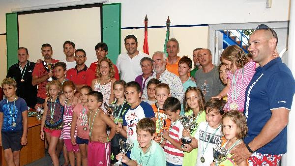 Foto de los campeones con el concejal Juanjo Alonso.