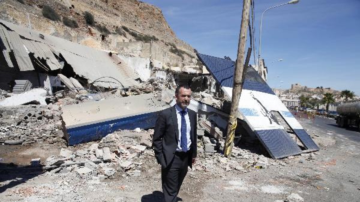 El concejal Pablo Venzal en el derribo de naves en Pescadería.