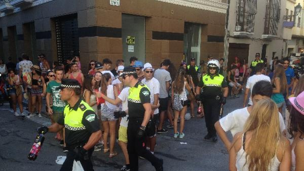 Agentes de Policía Local actúan en un botellón entre plaza Virgen del Mar y calle Séneca.