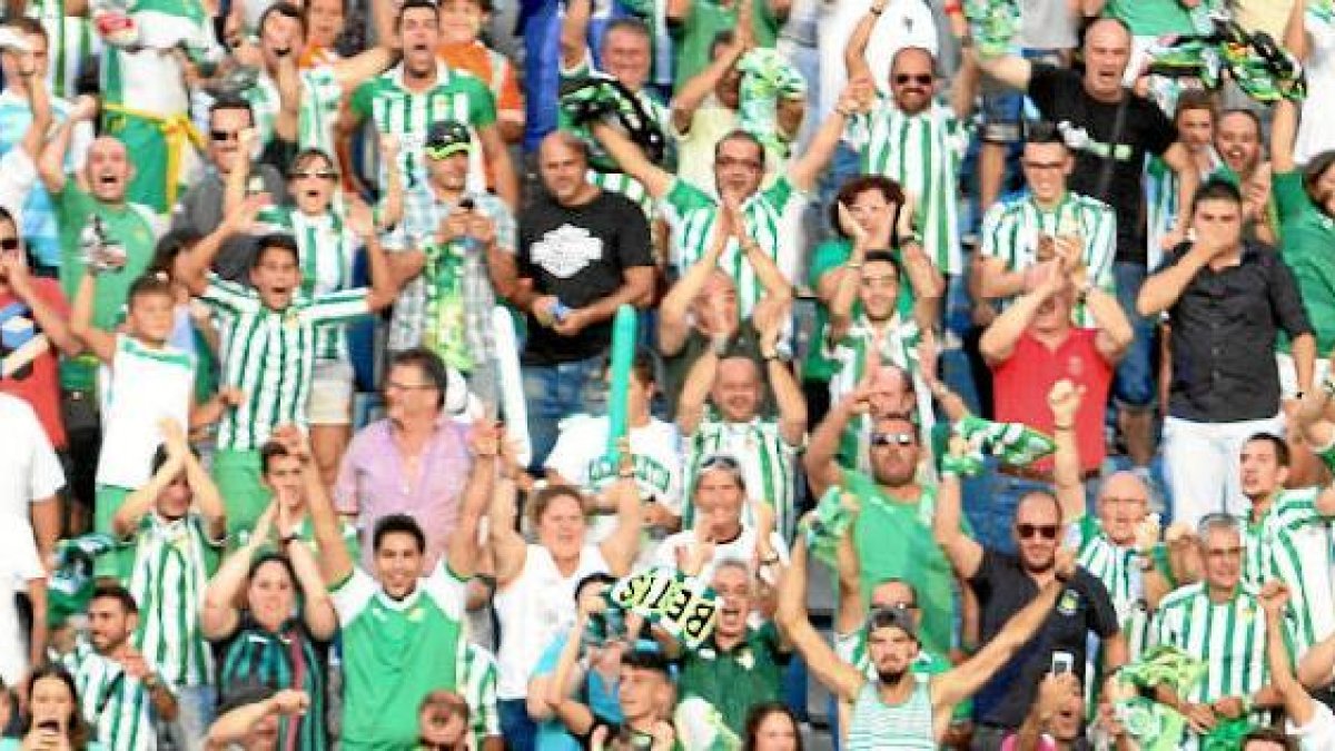 Los seguidores verdiblancos ponen la primera piedra para el ascenso.