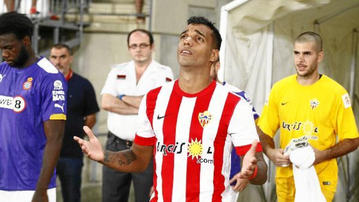 Míchel entrando al campo orando.