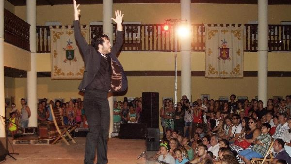 Actuación del bailaor Julio Ruiz en Roquetas.