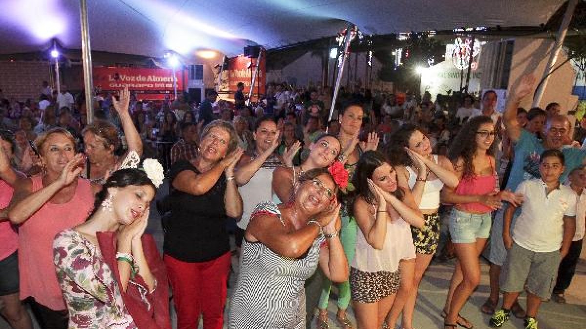 El público de la caseta no dejó de bailar.