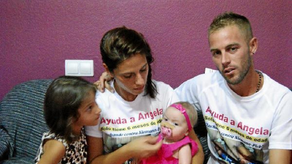 la pequeña ángela en brazos de su madre, Teresa.