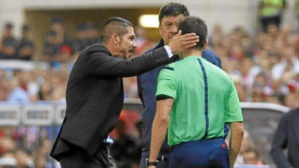 Cholo Simeone no estuvo fino con el cuarto árbitro.