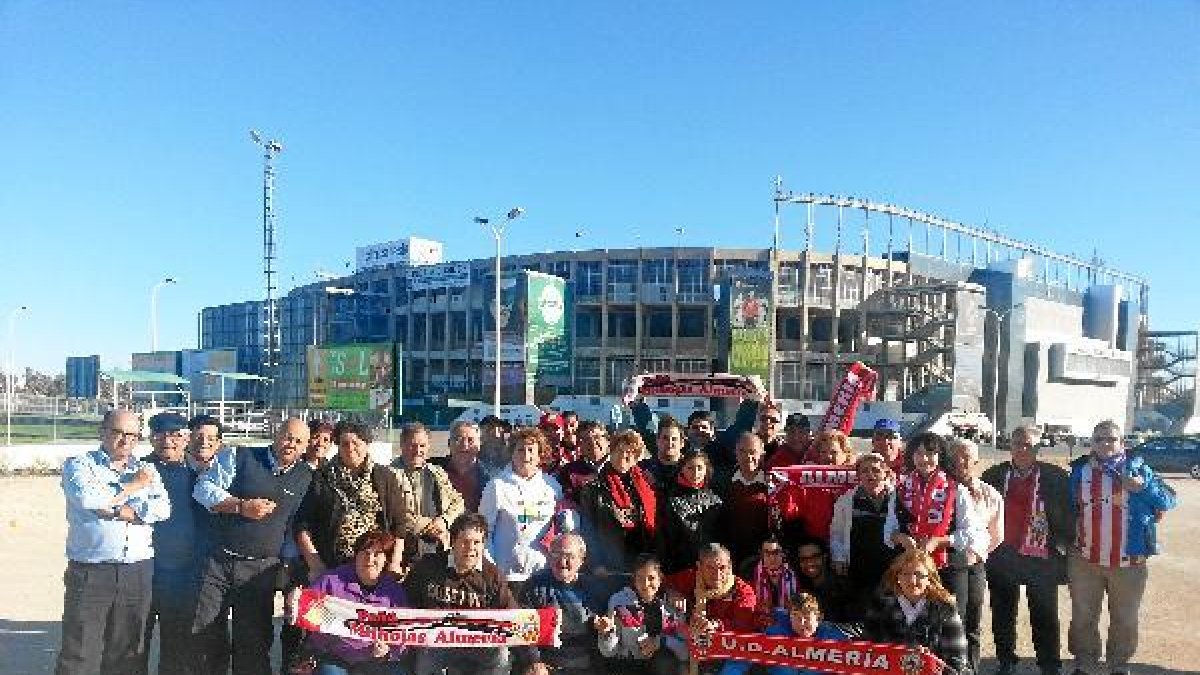 Los peñistas de Milhojas a las puertas del Estadio Martínez Valero de Elche.