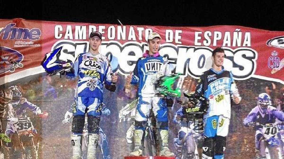 Los pilotos en lo más alto del podium.