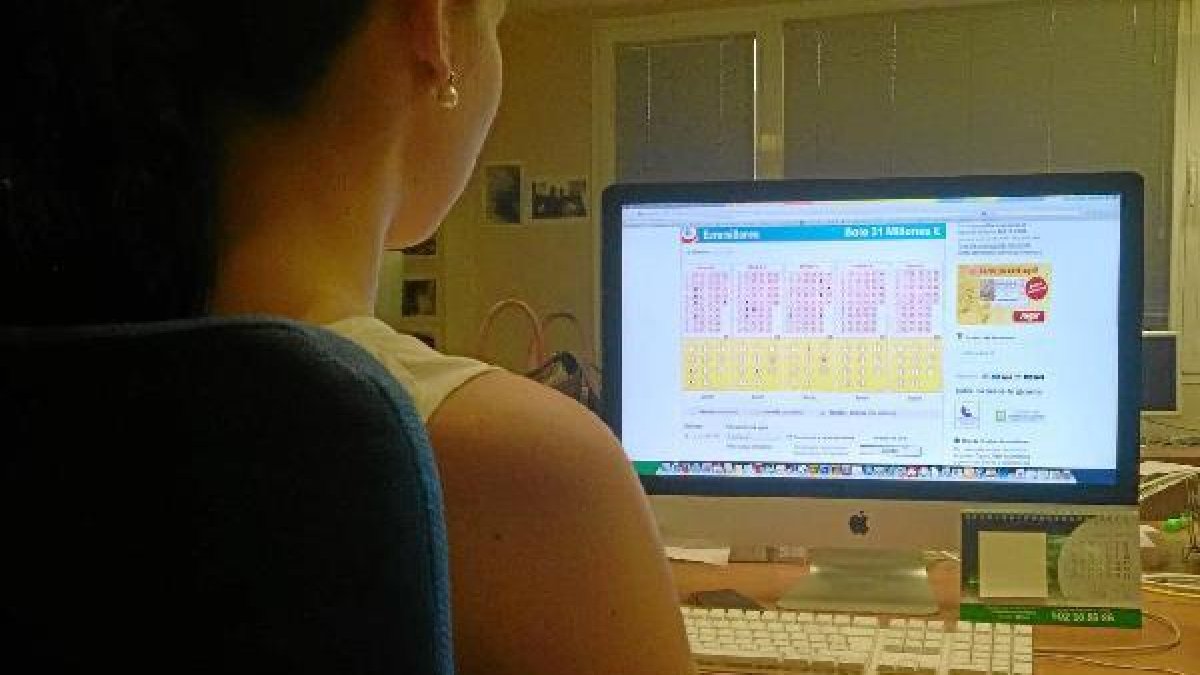 Es muy fácil comprar un boleto de lotería en Internet.