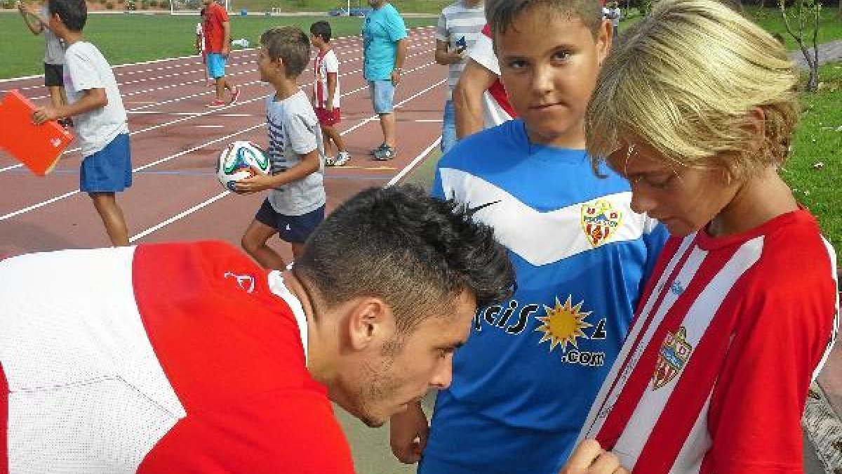 Ximo Navarro con dos jóvenes.