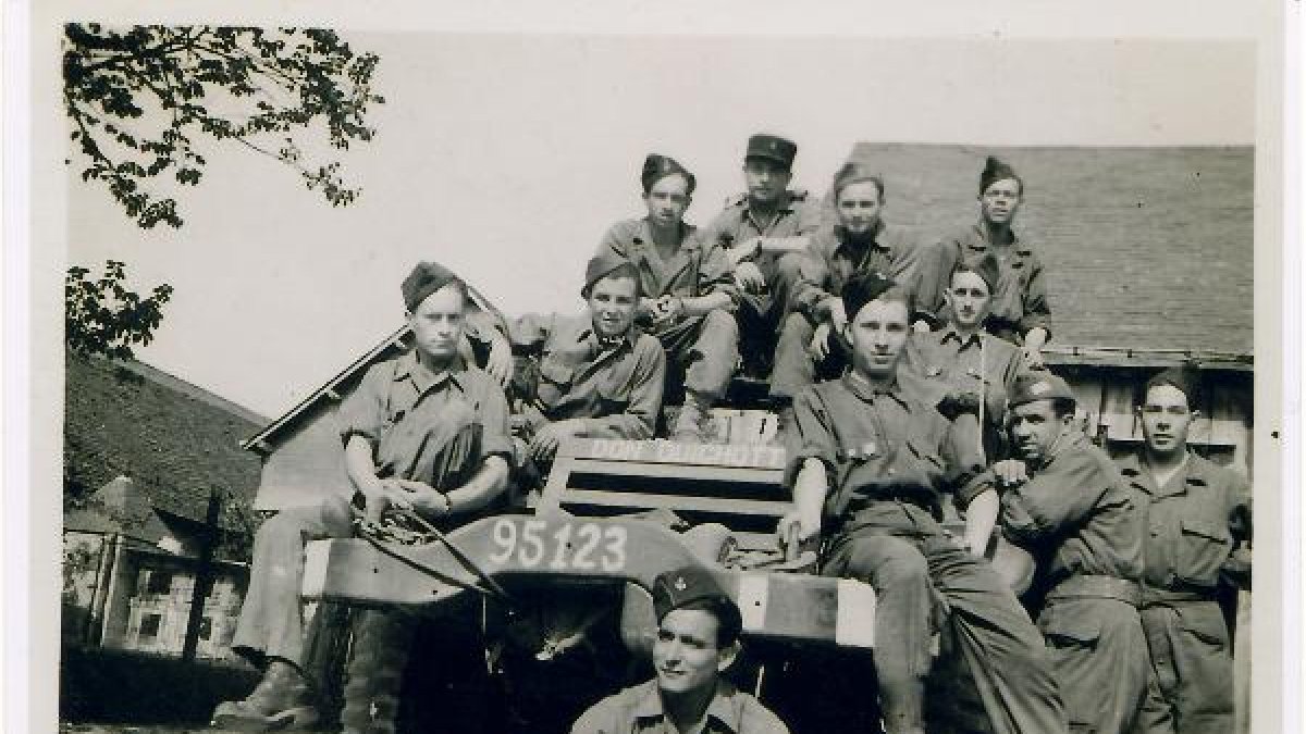 En primera fila y agachado delante del vehículo blindado, Rafael Gómez Nieto.