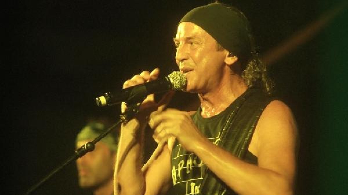 Los Apache y su energético cantante Luis Miguel Peláez.