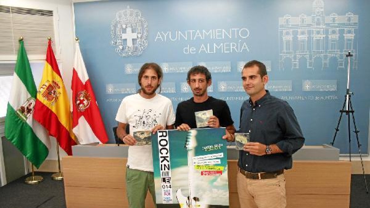 Miembros de The Dry Mouths y el concejal, ayer.