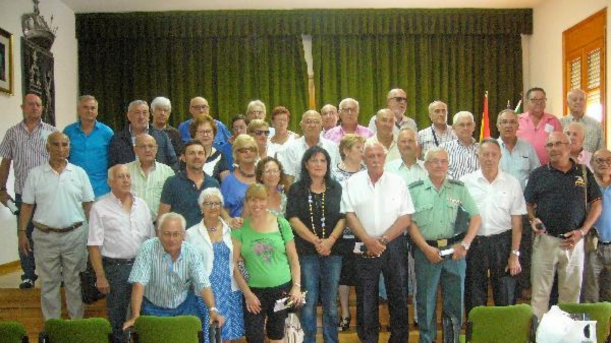 Asistentes al encuentro, posan con la alcaldesa tras la vista al Ayuntamiento.