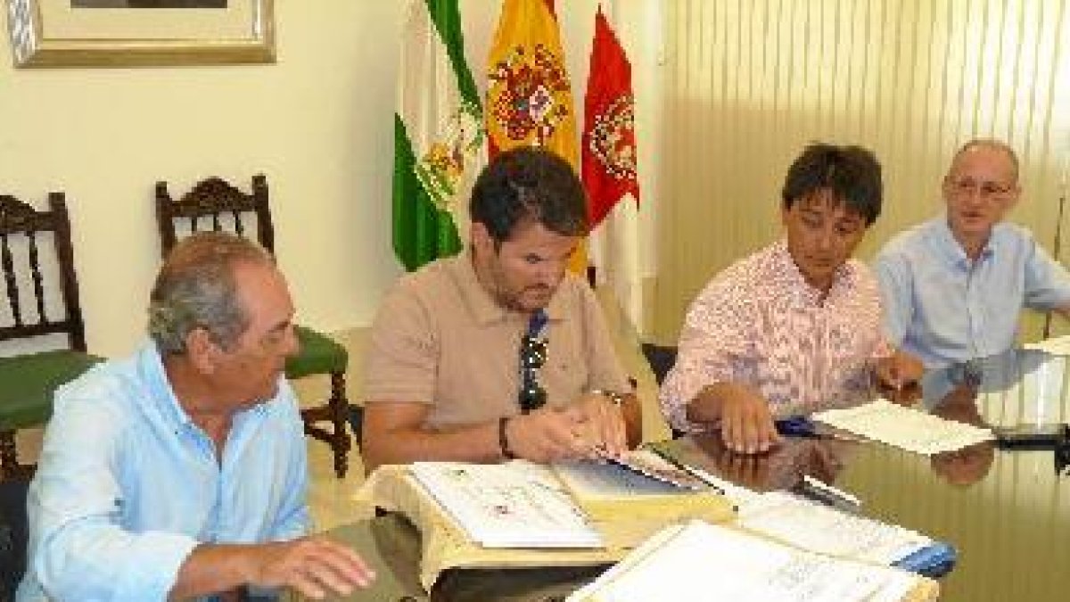 Un momento de la apertura de plicas