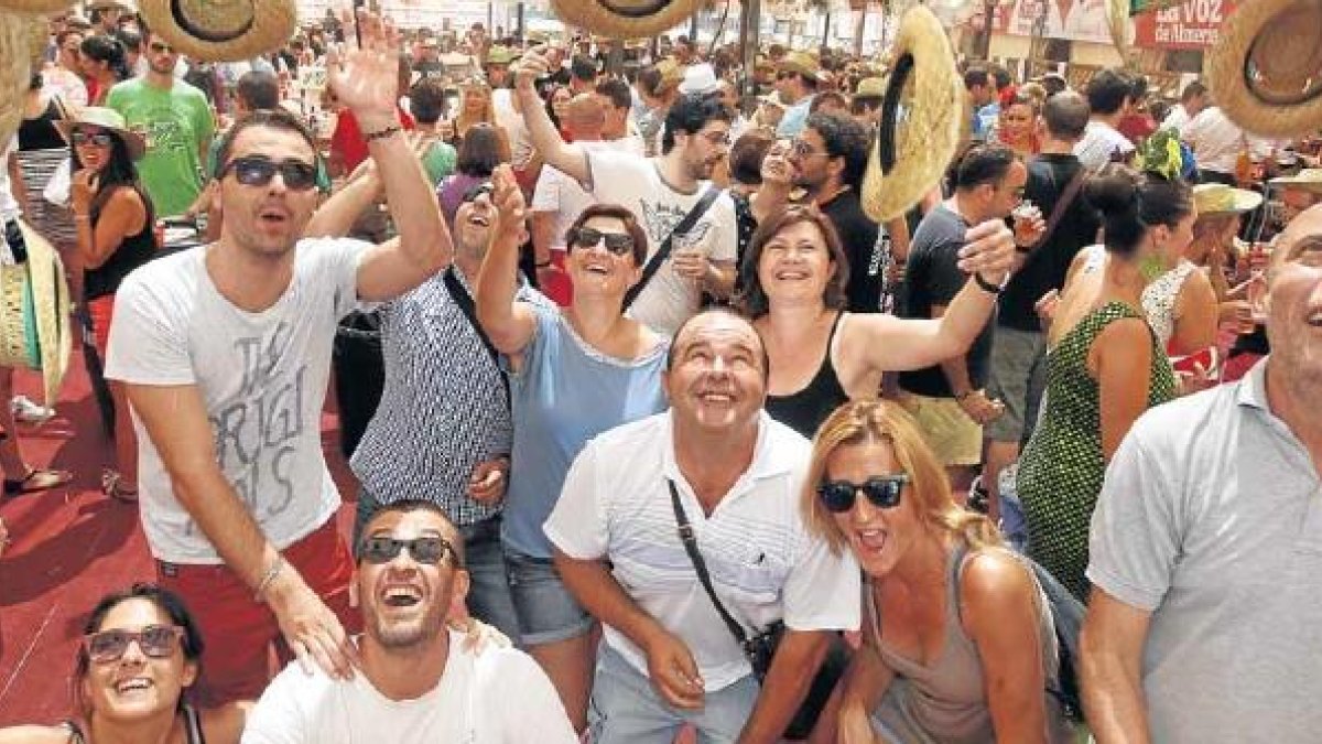 Grupo de gente en el ambigú de LA VOZ en la Feria el año pasado.
