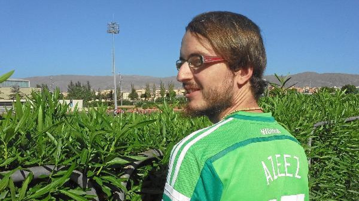 Guille con la camiseta de Nigeria y el nombre de Azeez.