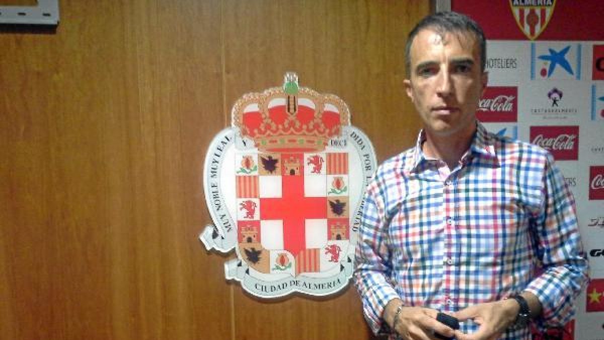 Fernández Borbalán muy almeriense ante el escudo de la ciudad.