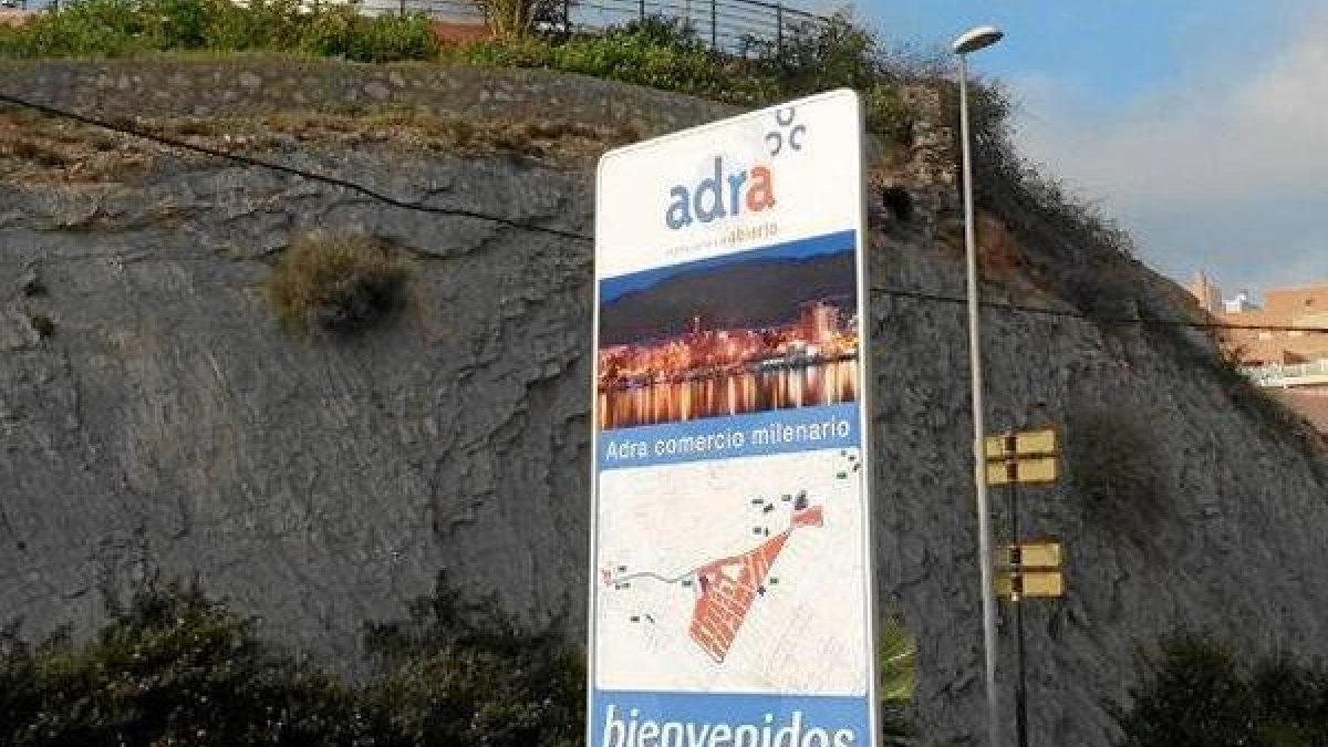 Uno de los carteles que indican el Centro Comercial Abierto.