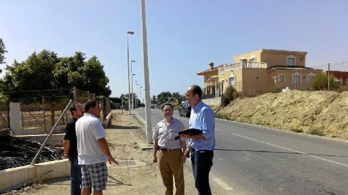 Yakubiuk y Perellón en la carretera para la que proponen mejoras.