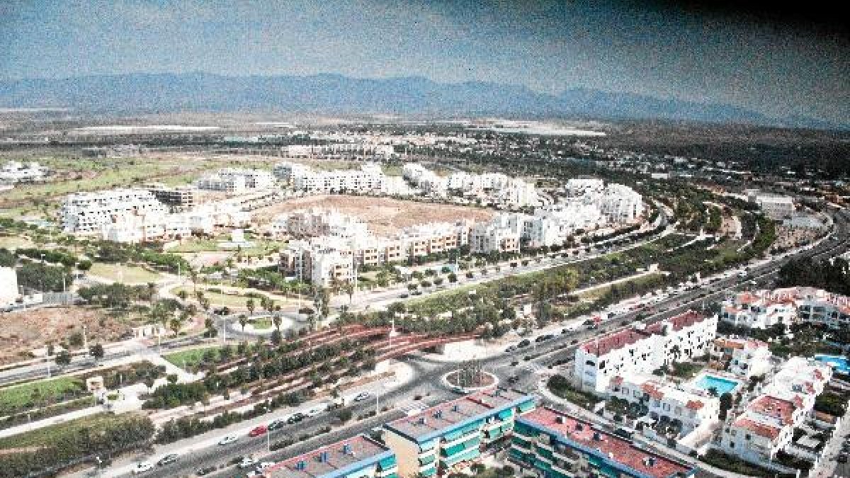 Imagen aérea de El Toyo, donde irá el nuevo instituto.