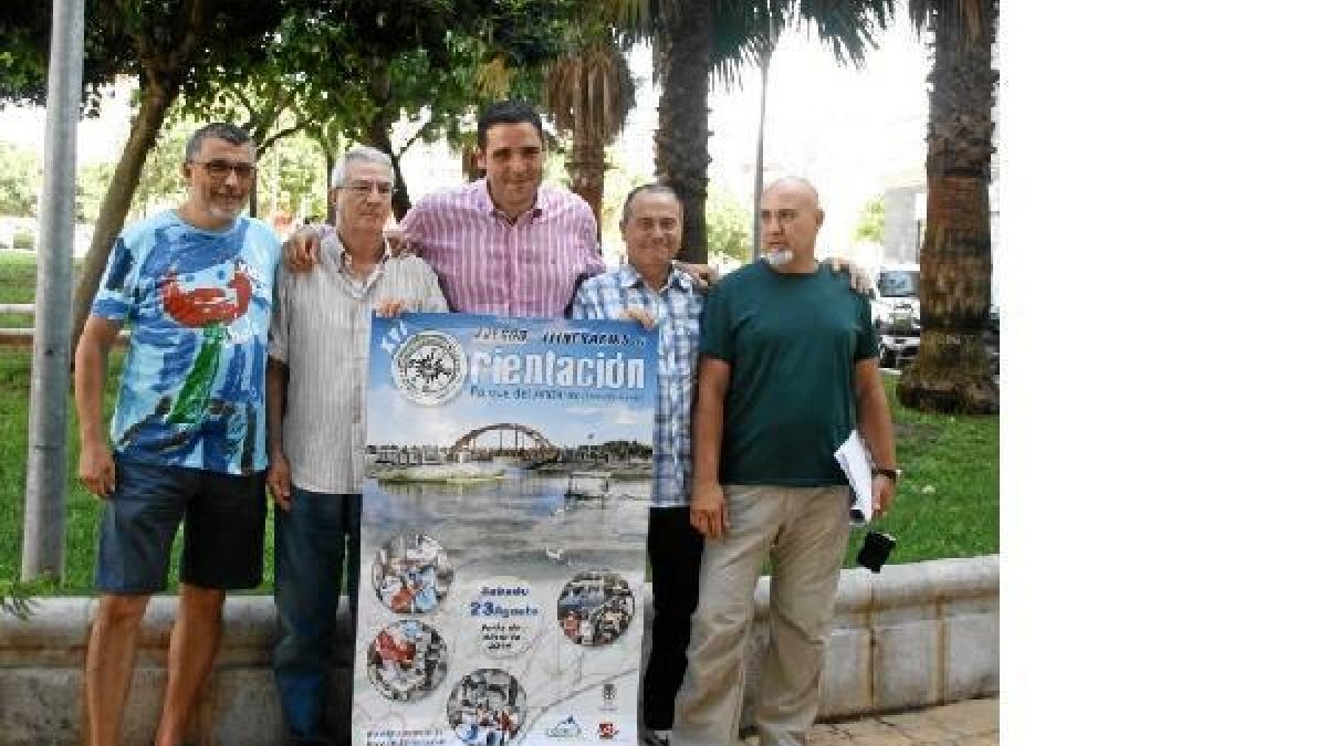 Juanjo Alonso con los miembros del Club de Montañismo Cóndor.