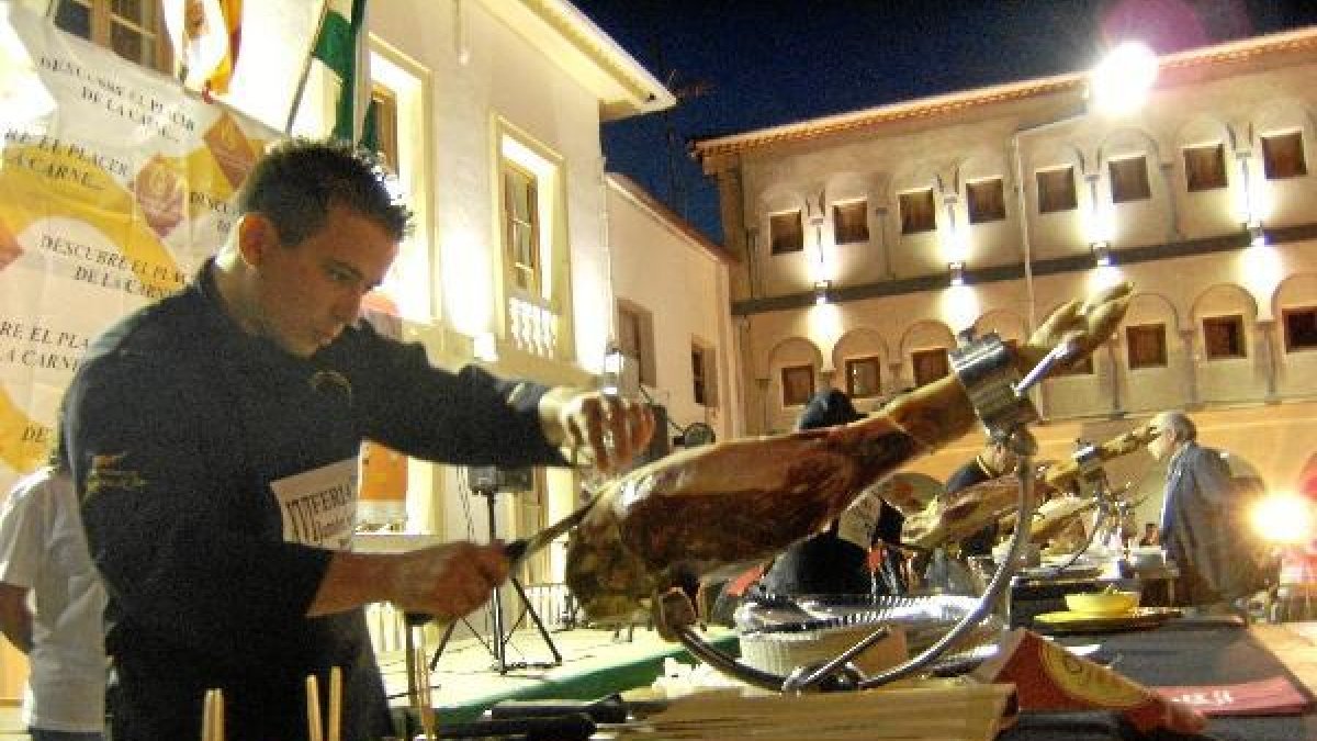 Corte de jamón en la última feria de Serón