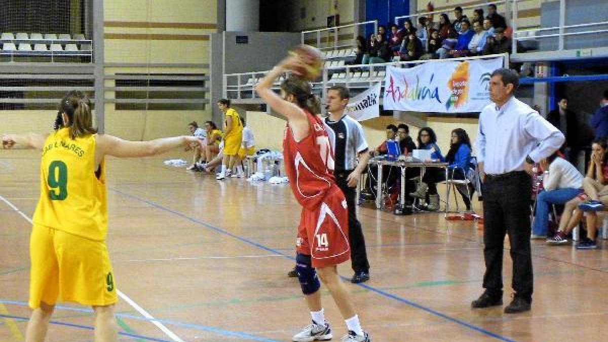 Paco Rueda seguirá al frente de la chicas del C. B.