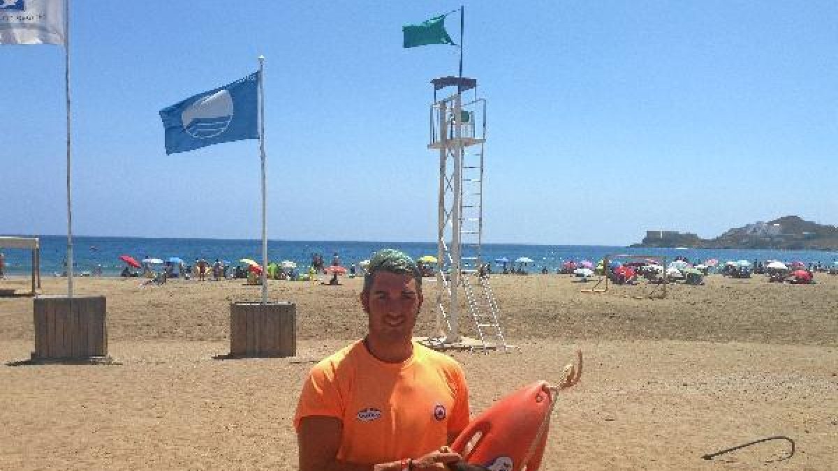 Juan Cross Acacio en la playa de San José, con su ‘lata’ salvavidas.