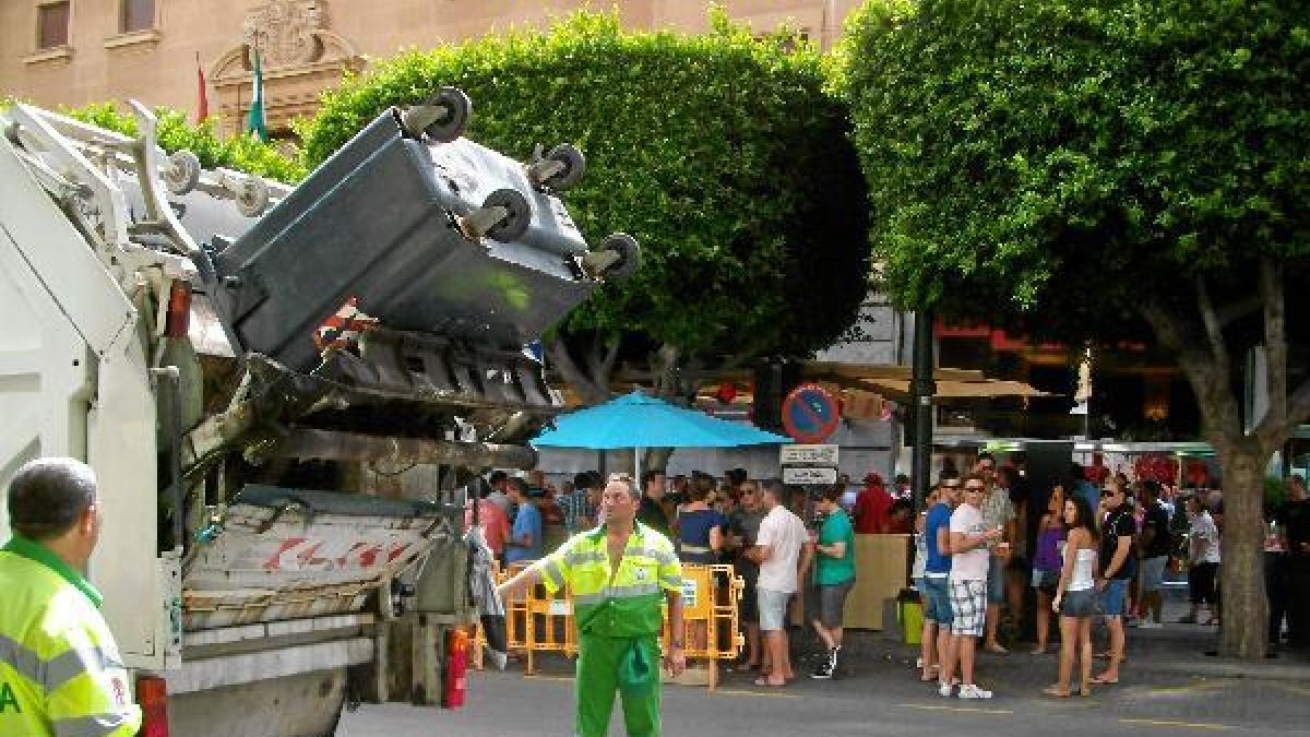 Imagen de la recogida de basura en la Feria del mediodía.
