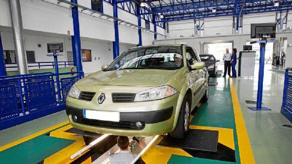 Un vehículo pasando la inspección técnica.