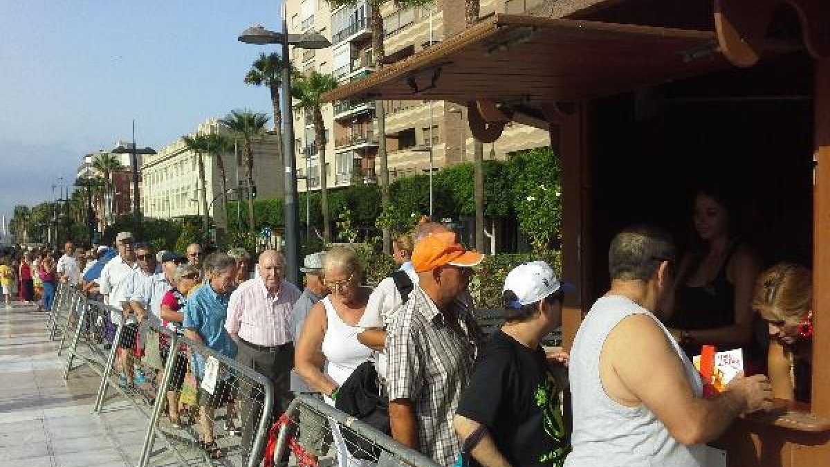 Cola para recoger abanicos y programas de Feria.