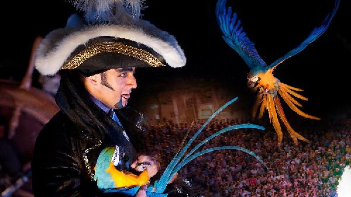 El mago cobra con sus inseparables aves, que viven con él en su casa de El Solanillo.