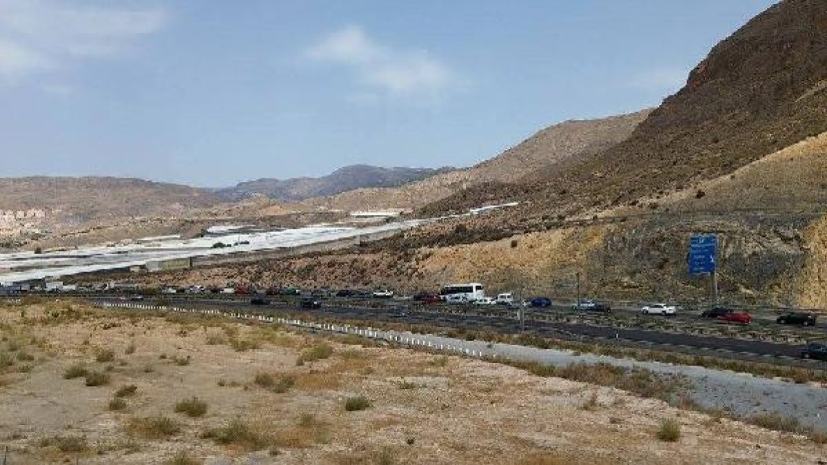 Cola de vehículos sentido Roquetas en la A7, ayer.