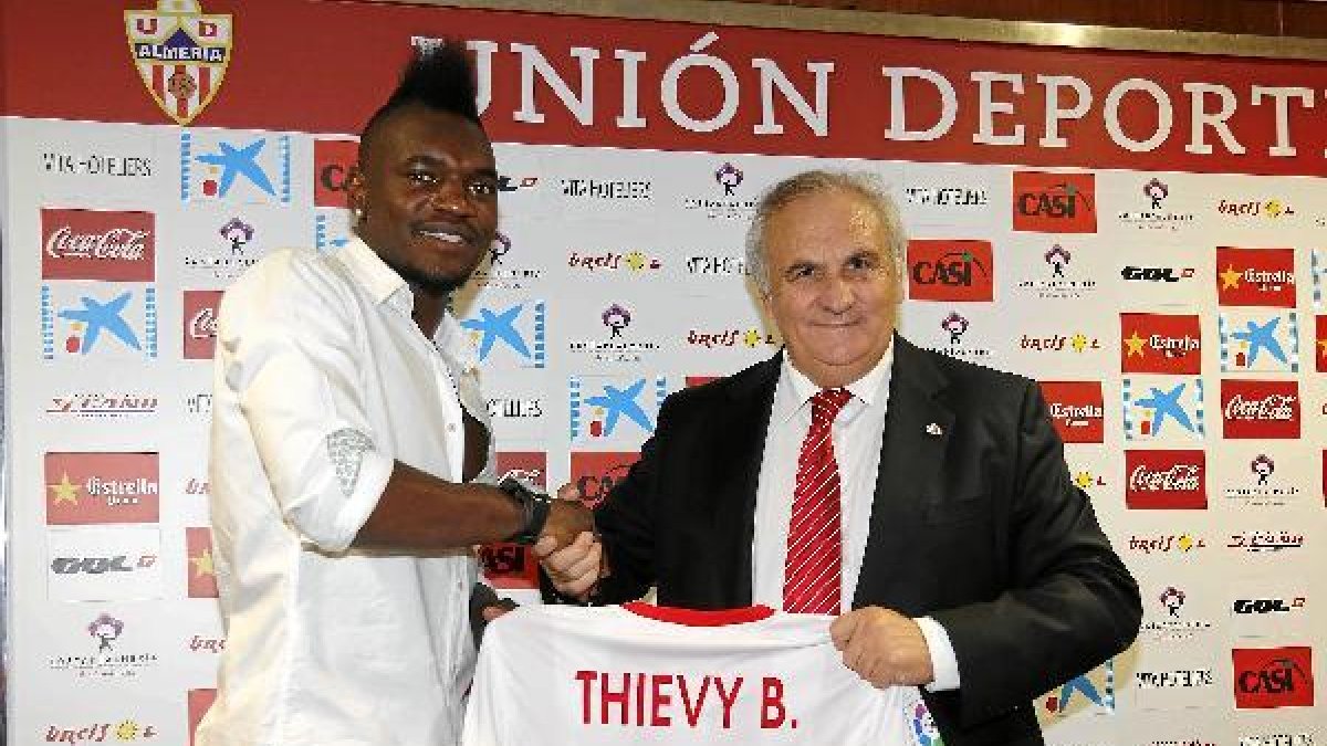 Alfonso y Thievy se ven felices en la presentación.