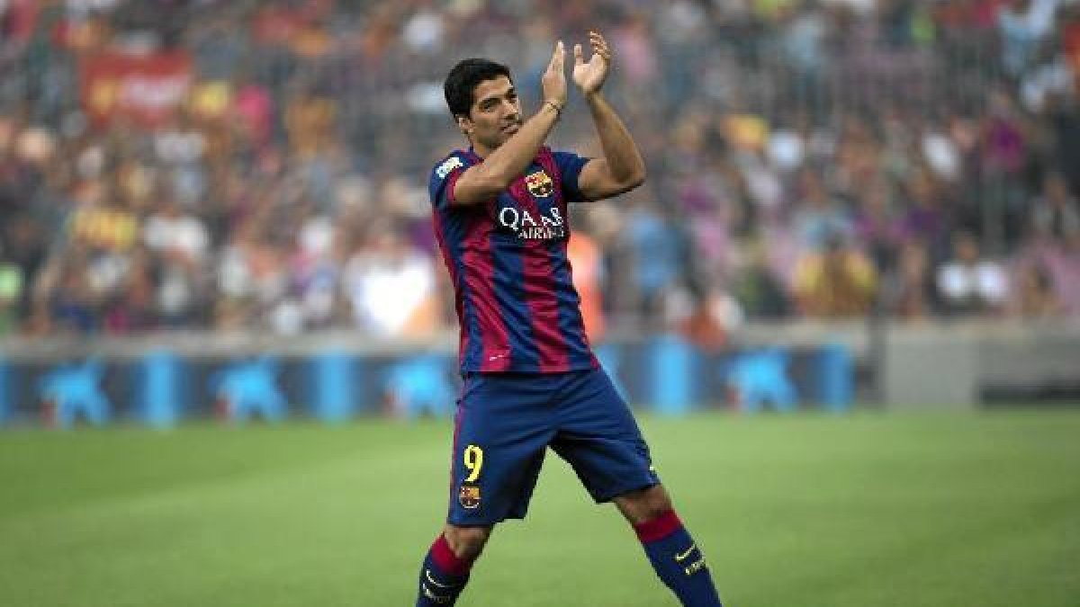 Luis Suárez aplaudiendo a los aficionados del F. C. Barcelona.